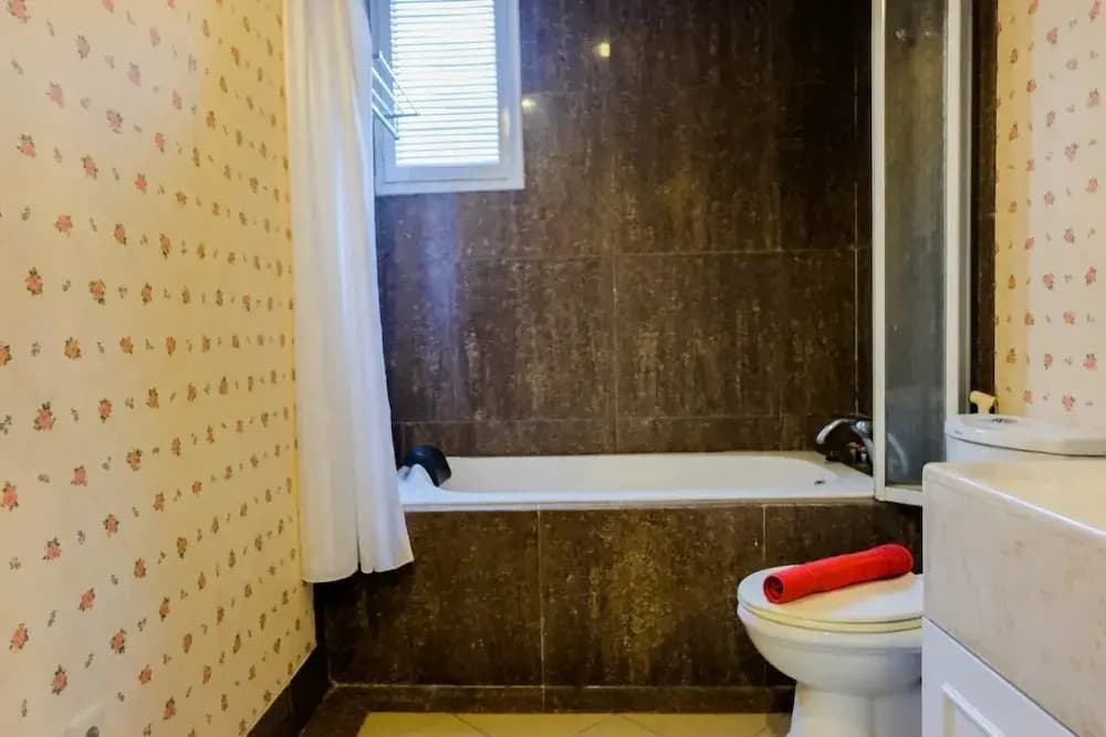Spacious 2BR Park Royale Apartment - photo 7