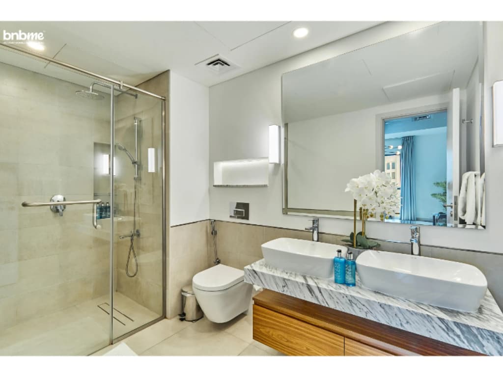 Elegant Pool View 2BR Apartment - photo 8