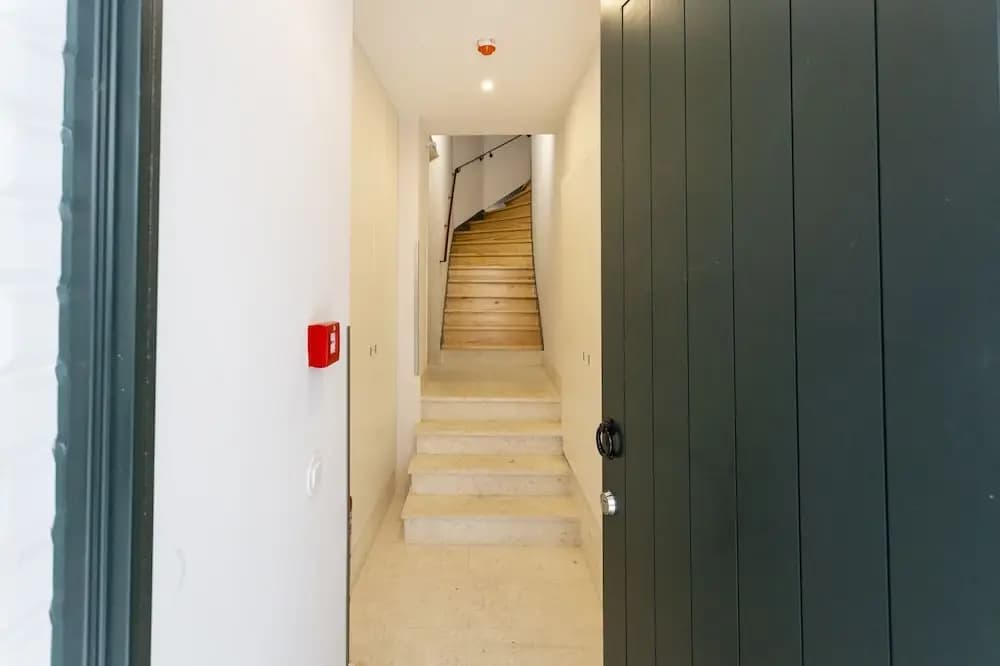 JOIVY Luxurious 2BR Apt w/street view, 2mins to Santa Justa Lift - photo 13