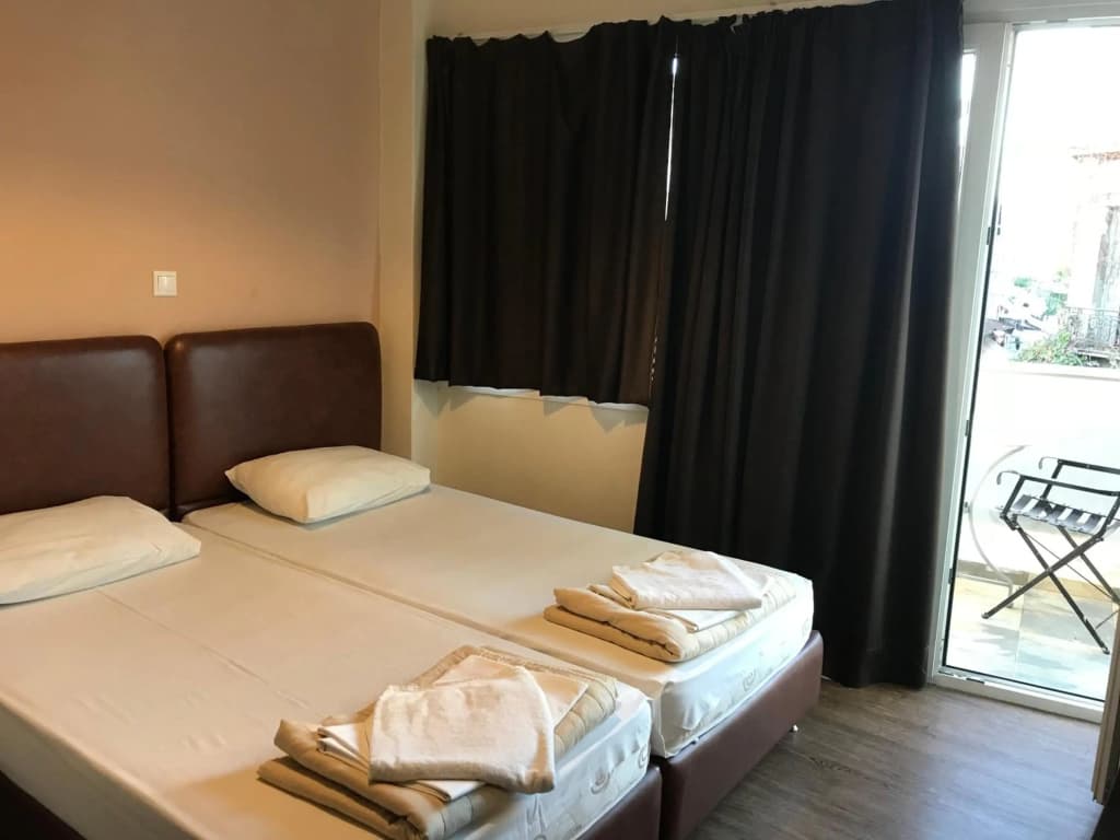 Pella Inn Hostel - photo 16