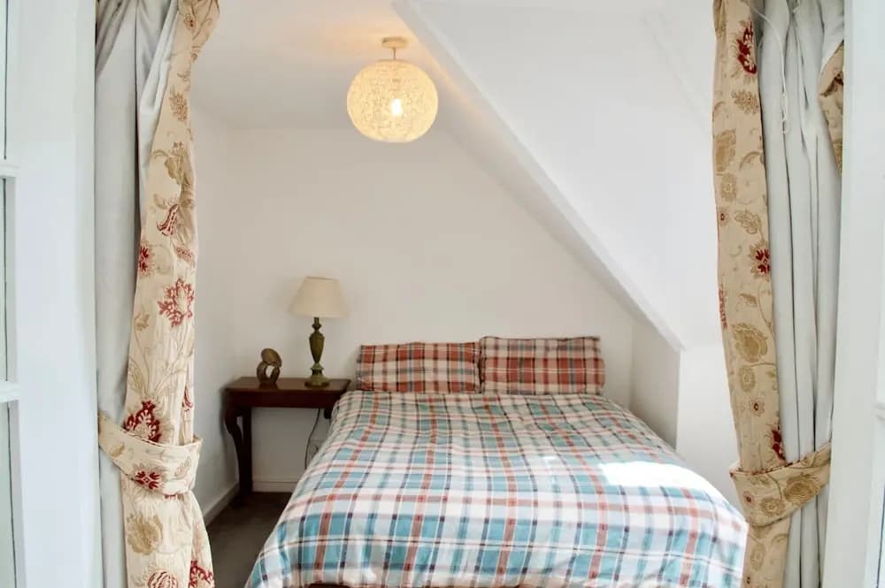 Central 2 Bedroom Flat With Great Views - main photo