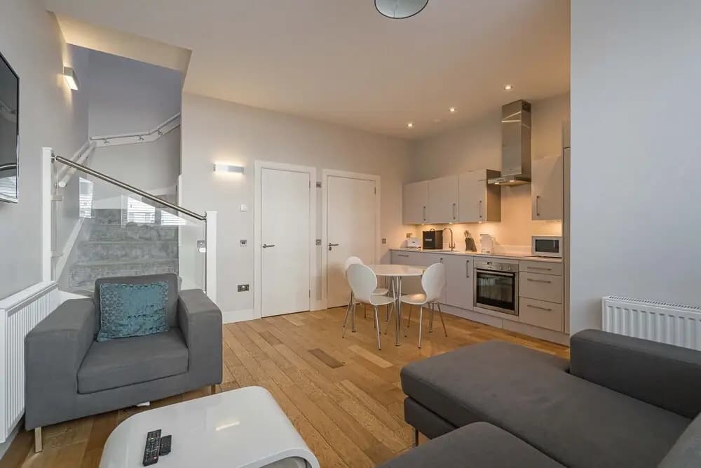 Modern 2BR Mews House - photo 2