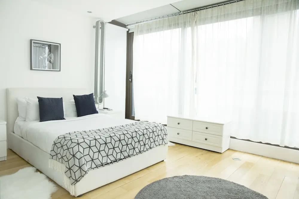 The Holborn Lights - Modern 3BDR Home with Rooftop Terrace & Garage - photo 20