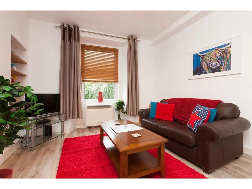 Connected & Convenient: Newly-renovated Flat for 2 - photo 2