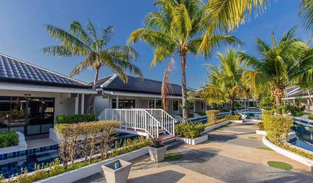 Blu Boat Pool Access Resort and Villas - photo 10