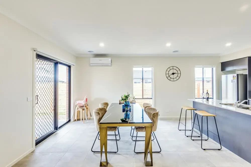 StayAU Charming 4BR Retreat Wyndham Vale - photo 7