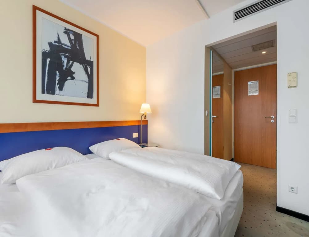 Premier Inn Berlin City Süd - photo 6