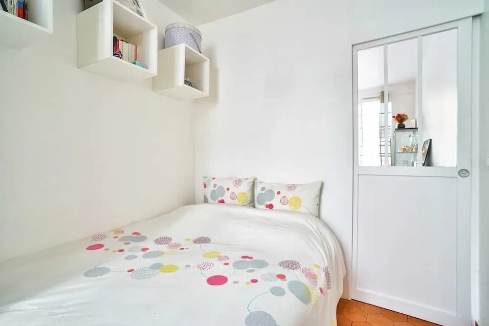 Charming 2 Room Apartment Near Square Louise-michel - photo 6