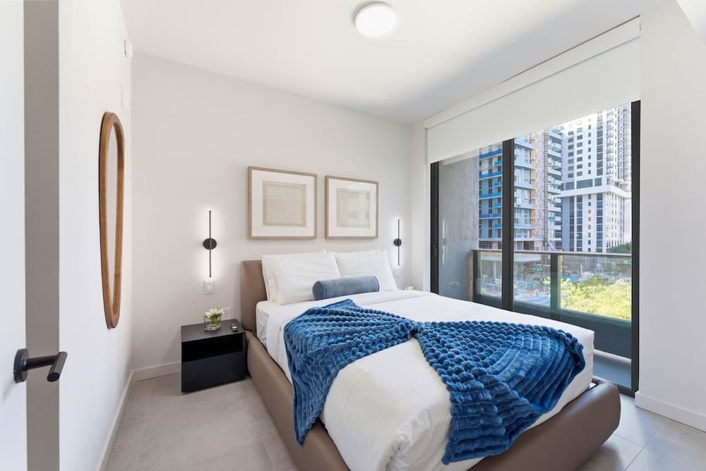 2BR + Den Downtown Miami for 5 - photo 1