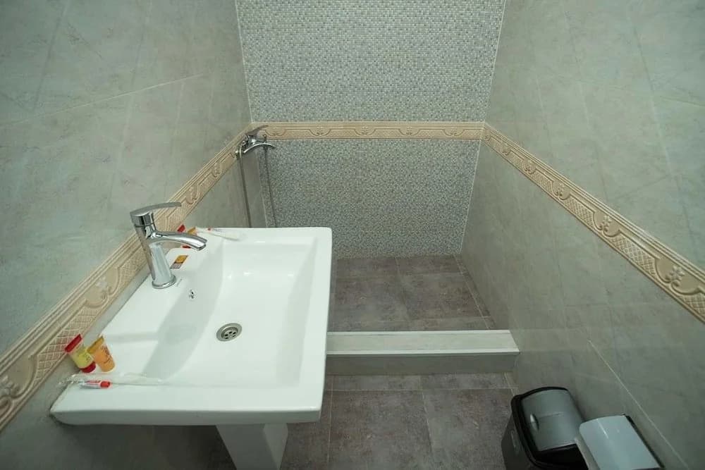 Ninth Floor Hotel - photo 2