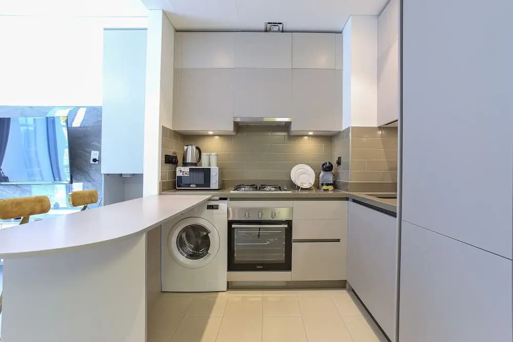 Luxury StayCation - Stylish Apartment With Balcony And City Views - photo 13