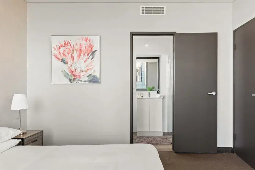 Central 2-bed With Parking & Stunning Views - photo 4