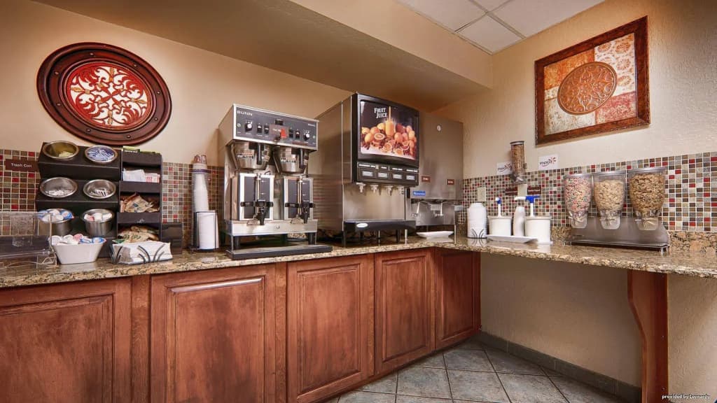 Best Western Plus Universal Inn - photo 36
