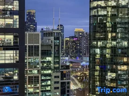 Collins Street 1BR Wake Up to Stunning City View - photo 3
