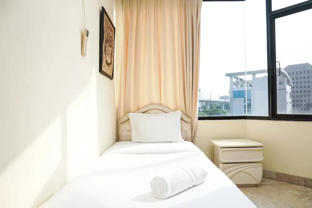 2Br with Pool View at Beverly Tower Apartment - photo 5