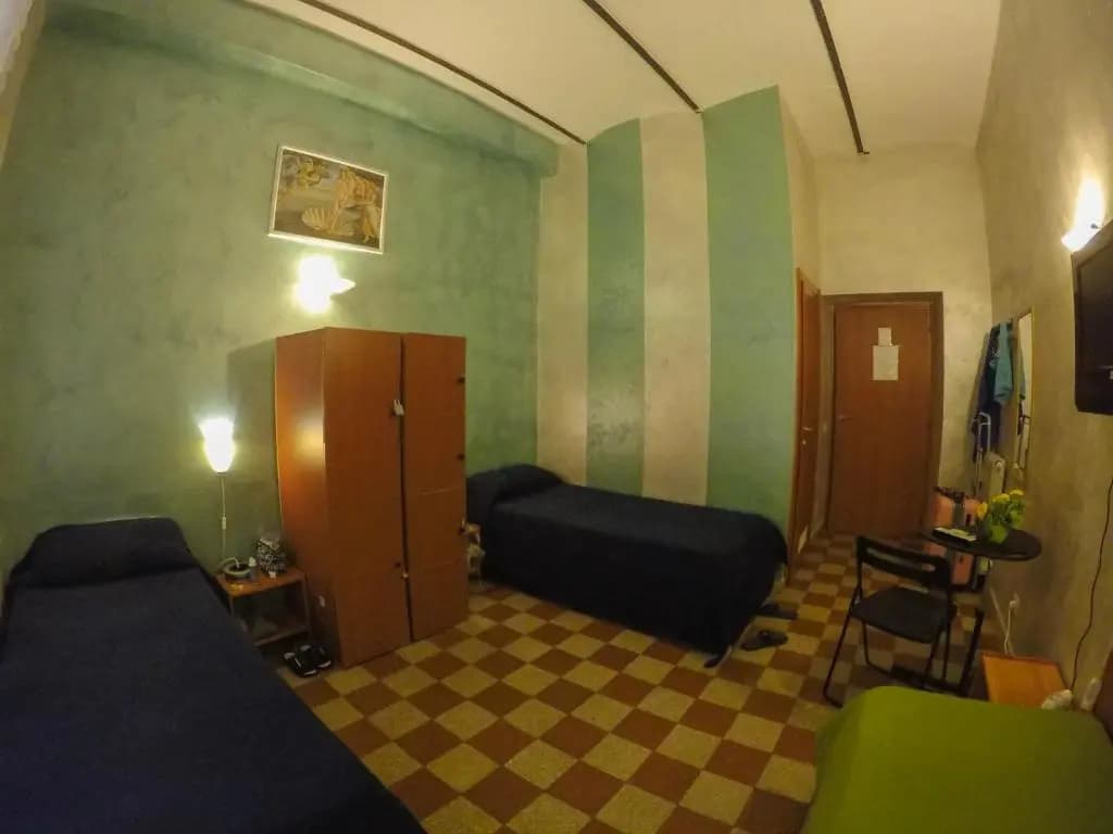 Român Holidays Hostel - photo 10
