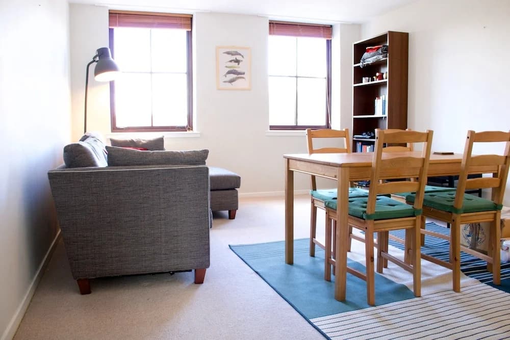Spacious 2 Bedroom Flat - photo 8