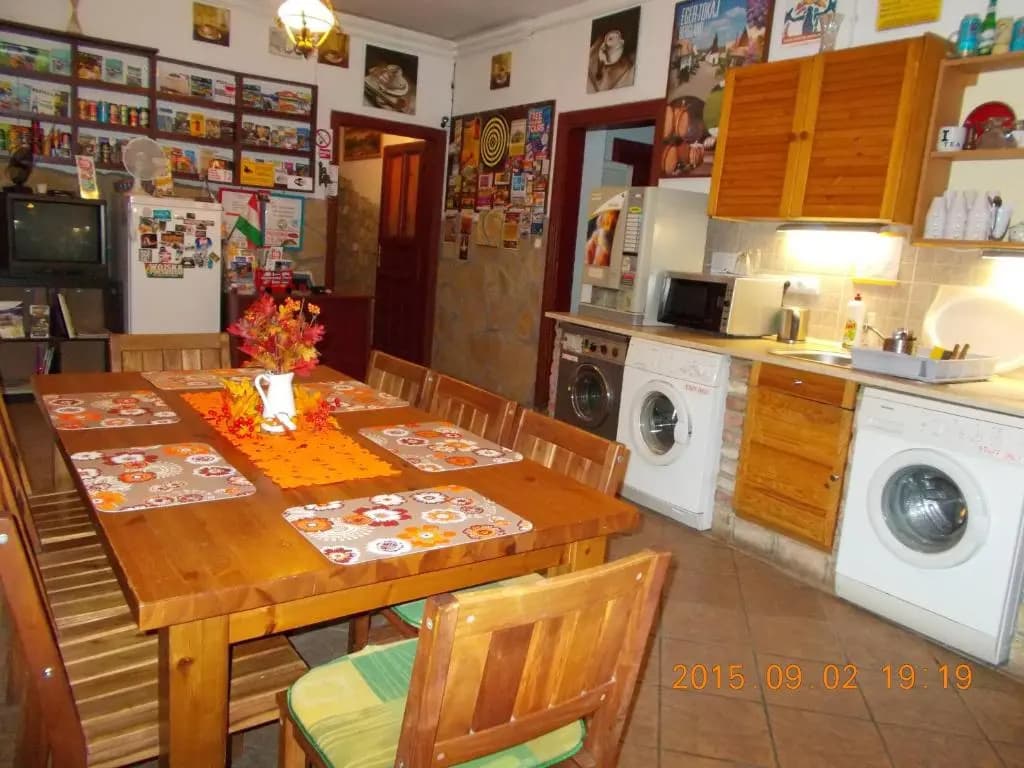 Hungaria Guesthouse - photo 12