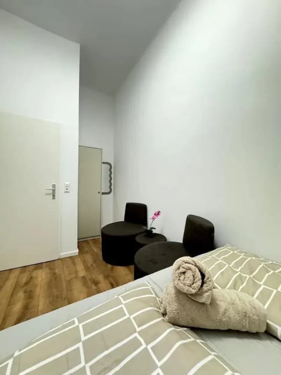 Stylish 9BR Apartment for 18 Guests - photo 12