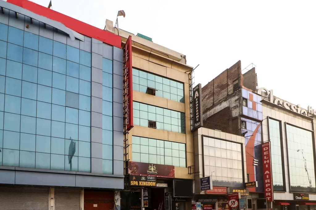 OYO 10381 Hotel Aerodrome Palace - photo 1