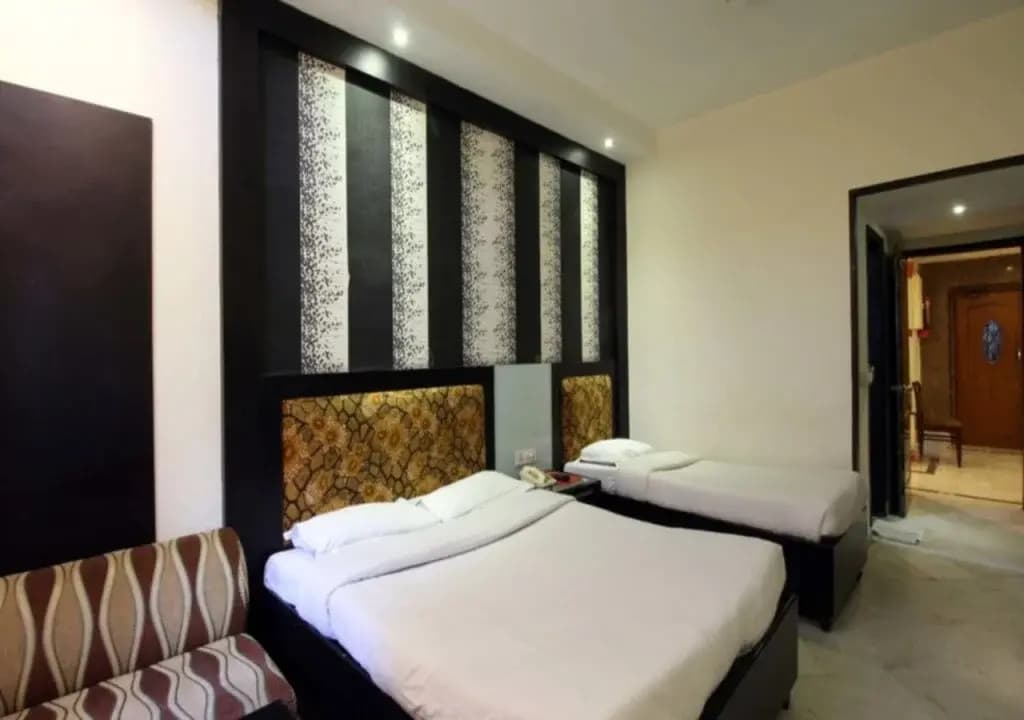 Hotel Grand Central Near Karolbagh Metro - photo 9