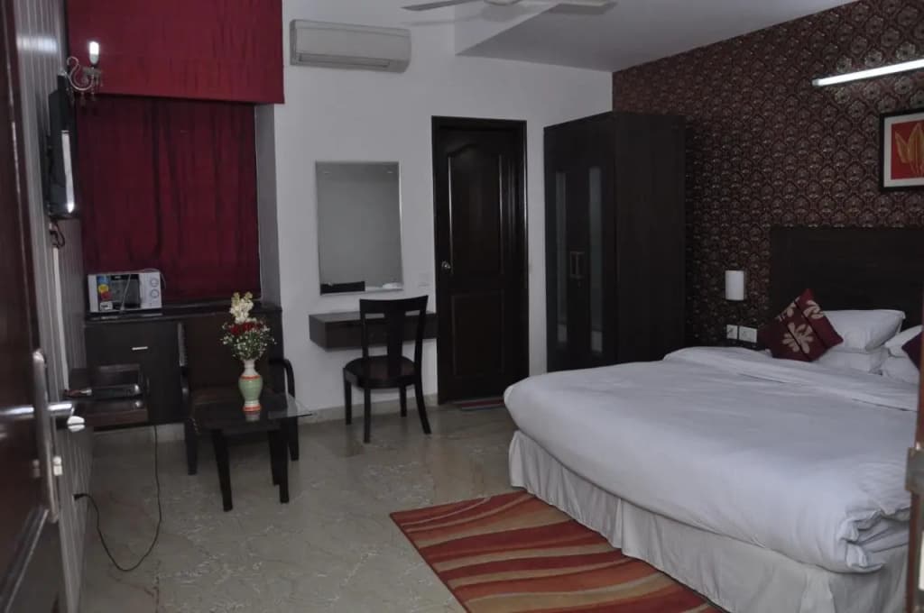 Hotel Jashn Inn near Apollo Hospital, Delhi - photo 20