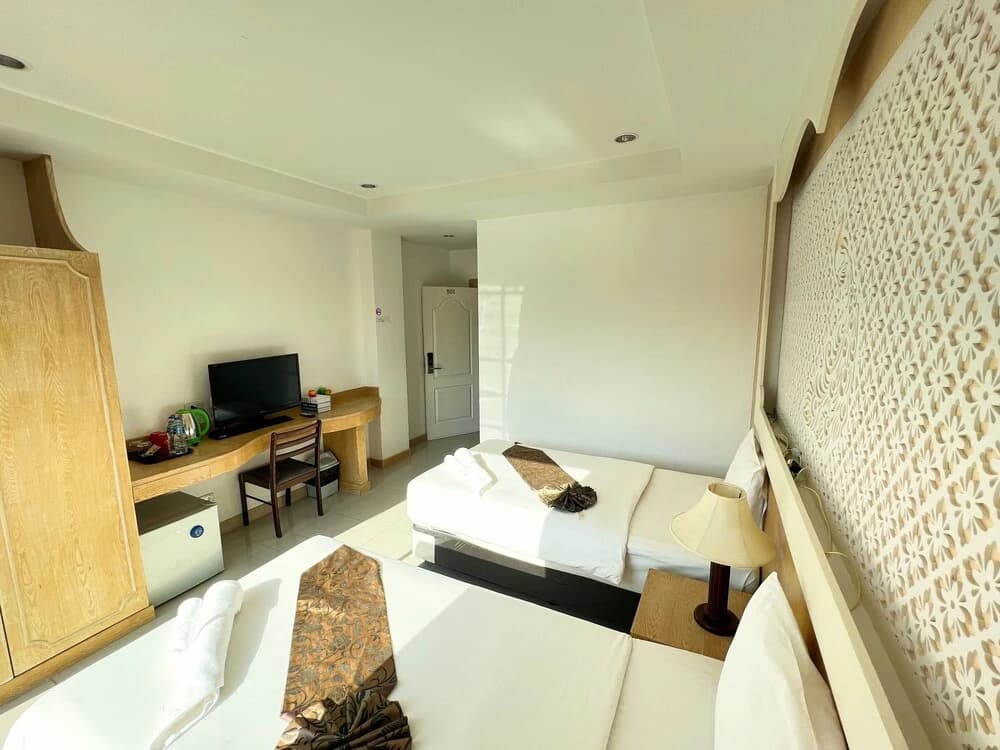 Red Sapphire Hotel - photo 6
