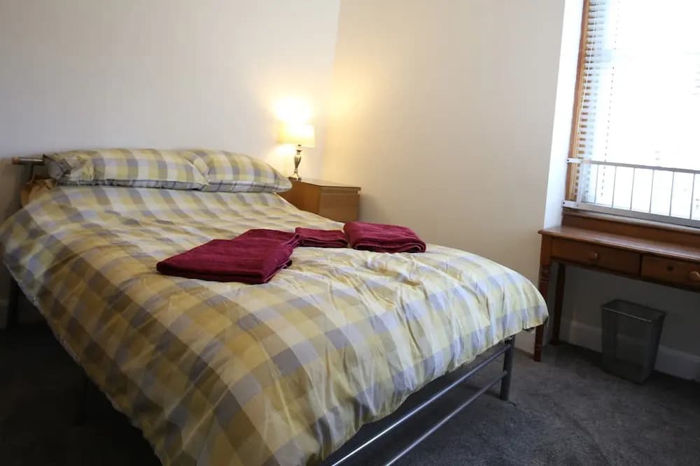 3 Bedroom Flat in Edinburgh - photo 2