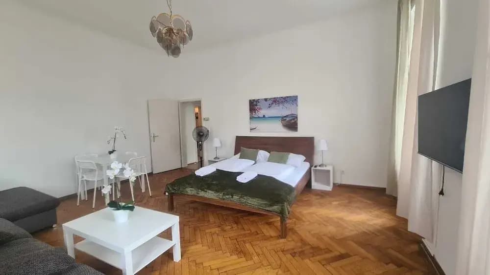 Chic 3BR Belvedere Apartment - photo 1