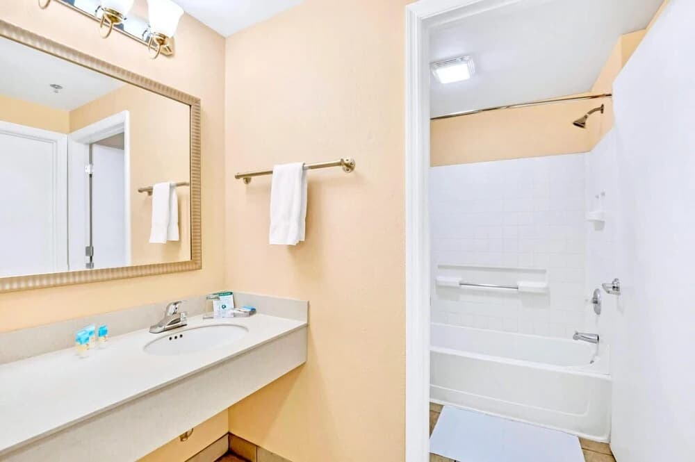 1BR King Suite-with Shared Pool hot tub - photo 7
