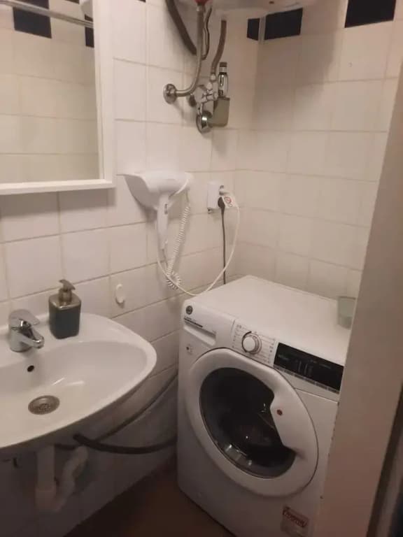 Charming 2BR Apt Prime City Spot - photo 4