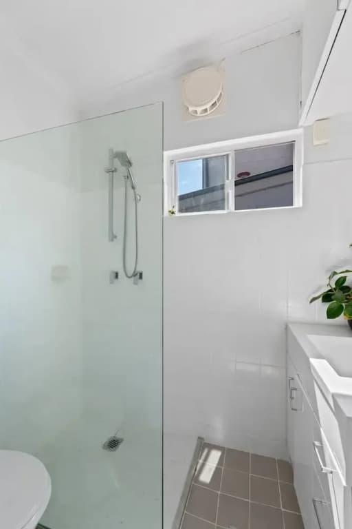 Peaceful 2 Bedroom With Private Backyard and BBQ - photo 14