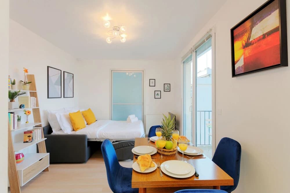 Eiffel Tower View Private Apartment - main photo