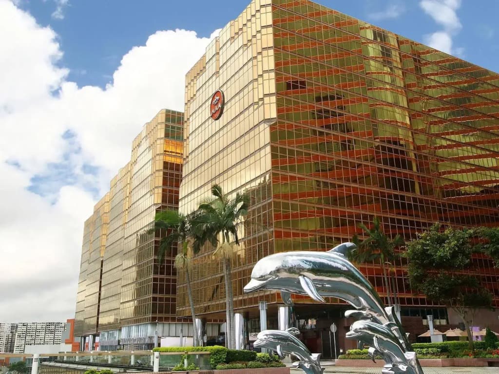 The Royal Pacific Hotel & Towers - photo 1