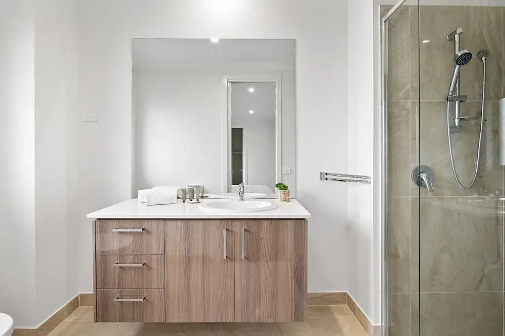 Spacious 5-bed Home in Peaceful Point Cook - photo 10
