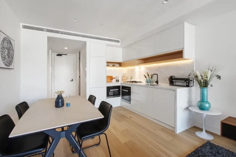 Chic 1-bed With a Sleek Balcony Near Shops - photo 15
