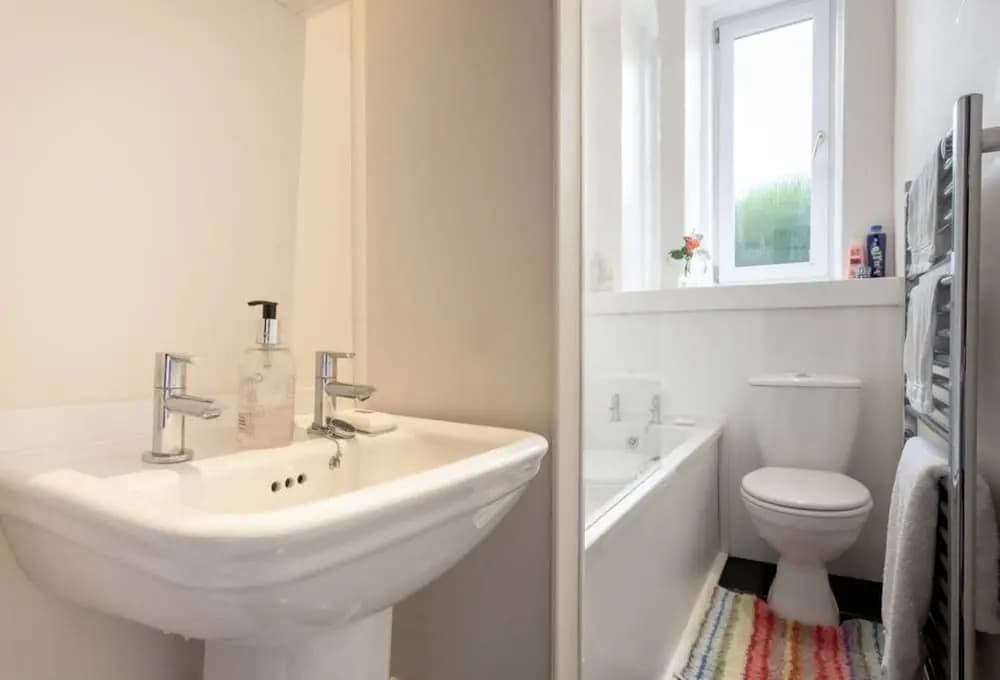 1 Bedroom Traditional Leith Flat - photo 10