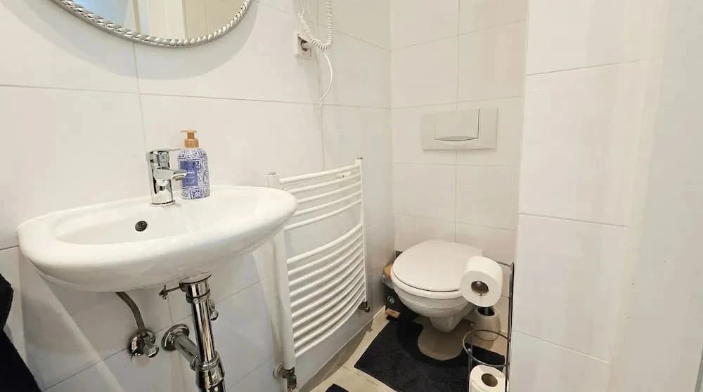 Stylish 1BR Apt near Wiener Stadthalle - photo 15