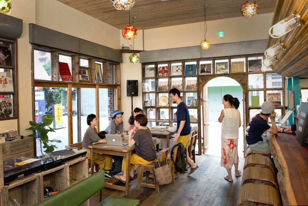 The Pax Hostel, Cafe & Records - photo 25
