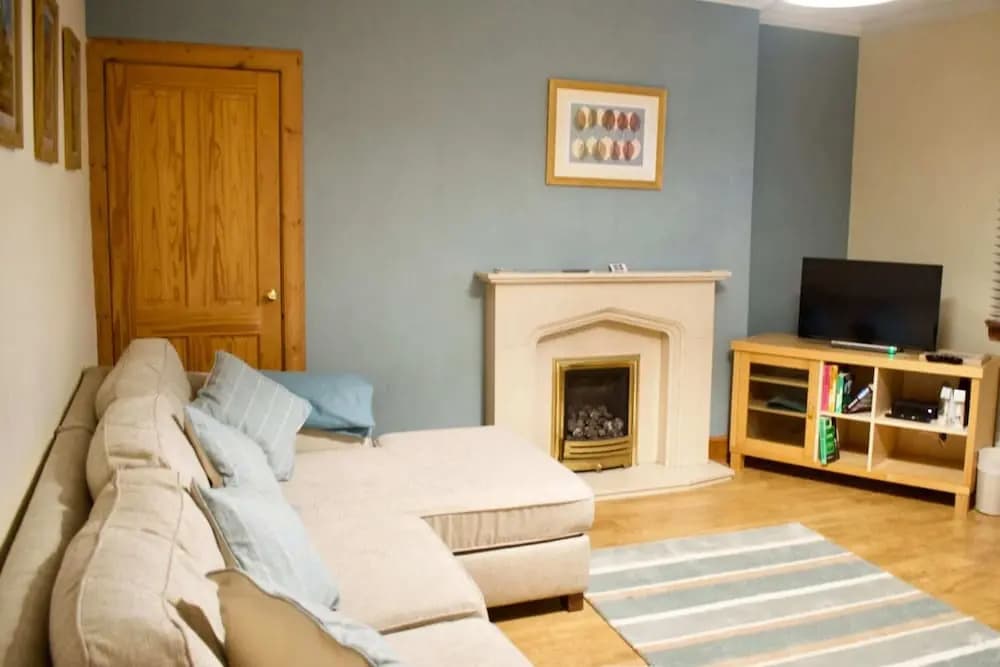 Newly Refurbed Home With Free Parking - photo 3