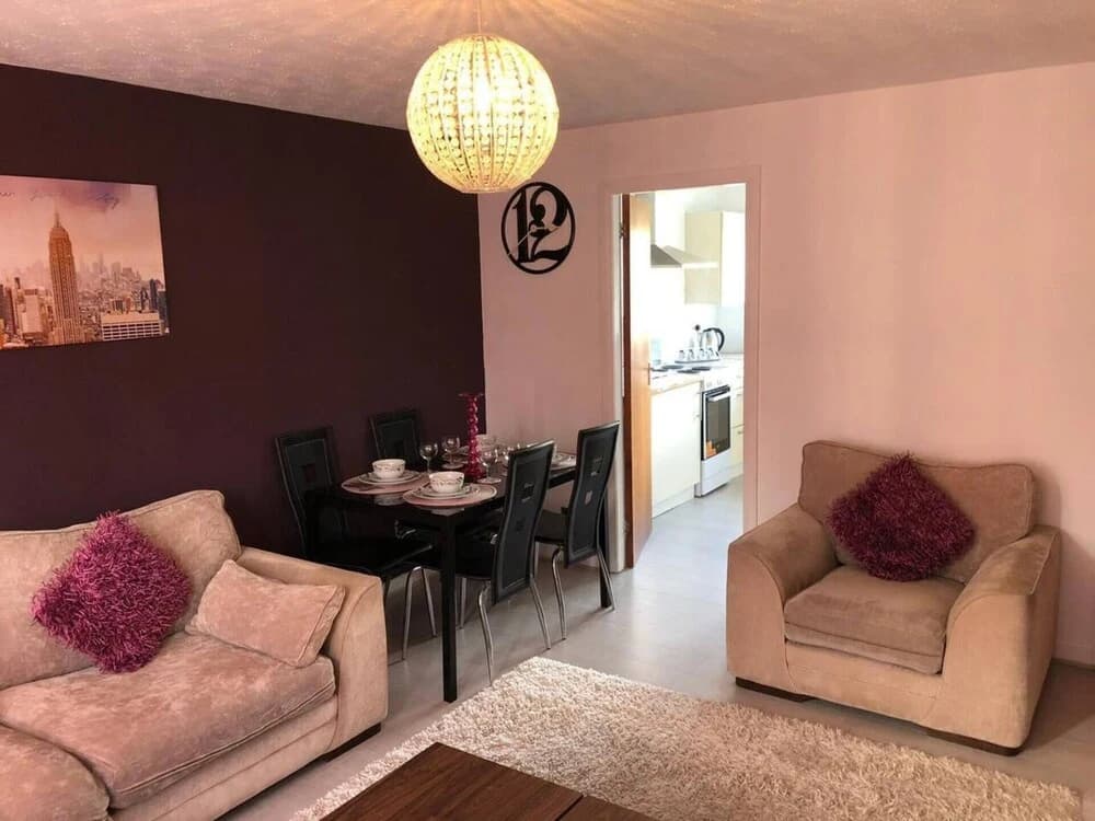 Stunning 2-bed Serviced Selfcatering Apartment - photo 4