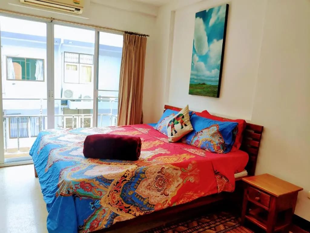 Quiet studio with king bed, kitchen and balcony - photo 4
