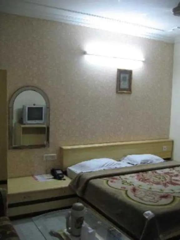 Hotel Crest Inn - photo 11
