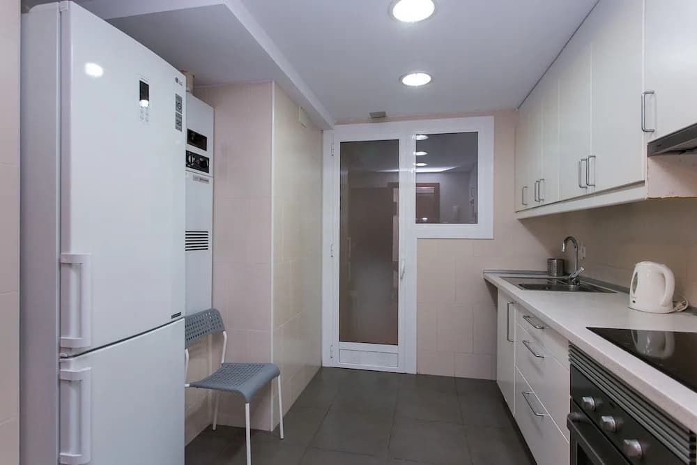 Spacious & Quiet 4 Bedroom Apartment - photo 13