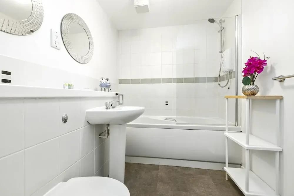 JOIVY Stunning 2-Bed Flat W/ Free Parking - photo 9