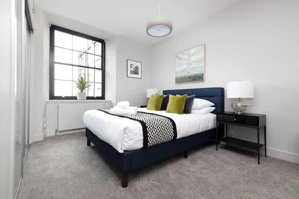 Stylish 2-bed flat in New Town - photo 1