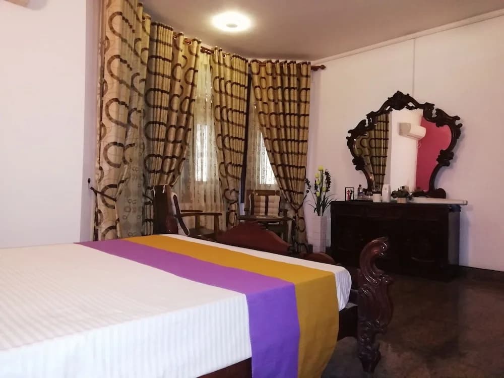 Royal Marine Inn - photo 2