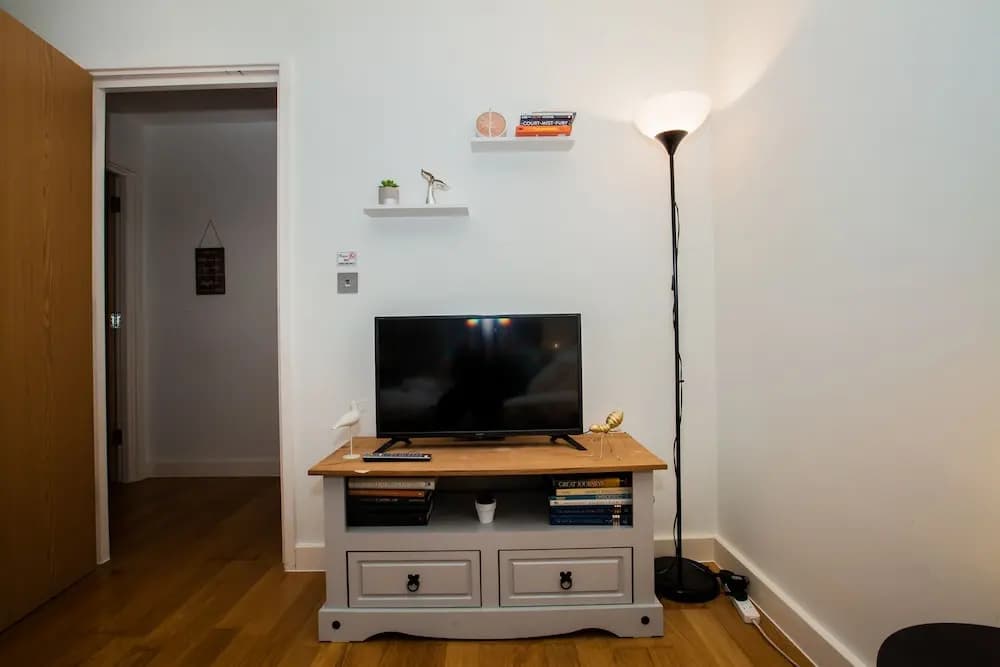 New Modern Large 2 Bed - photo 2