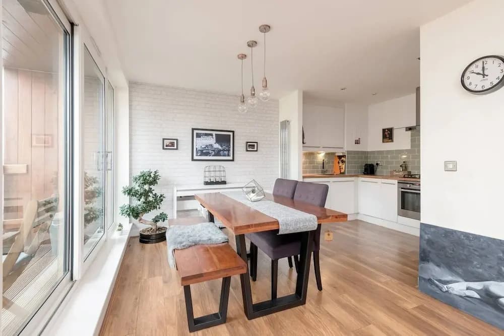 Ultra Stylish 2 Bed/2 Bath with Balcony & Parking - photo 3