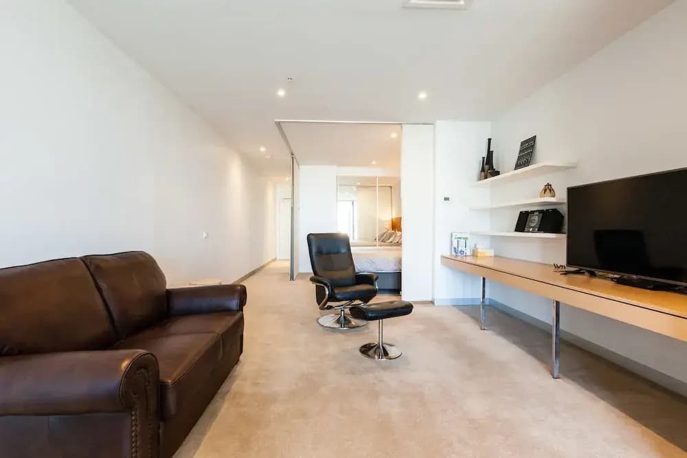 MILES, 1BDR Melbourne Apartment - photo 4